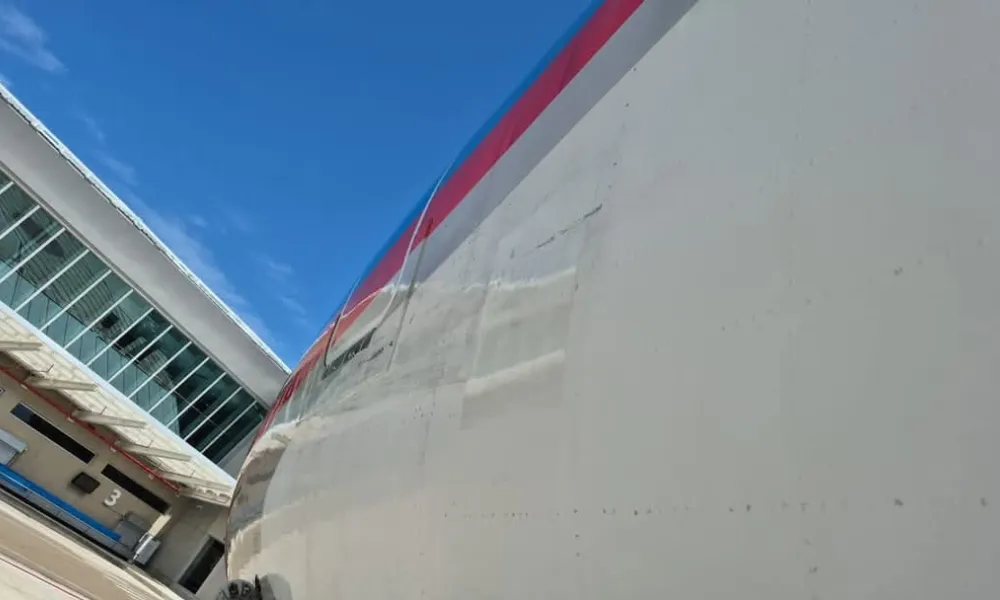 Avión impactado por manga telescópica