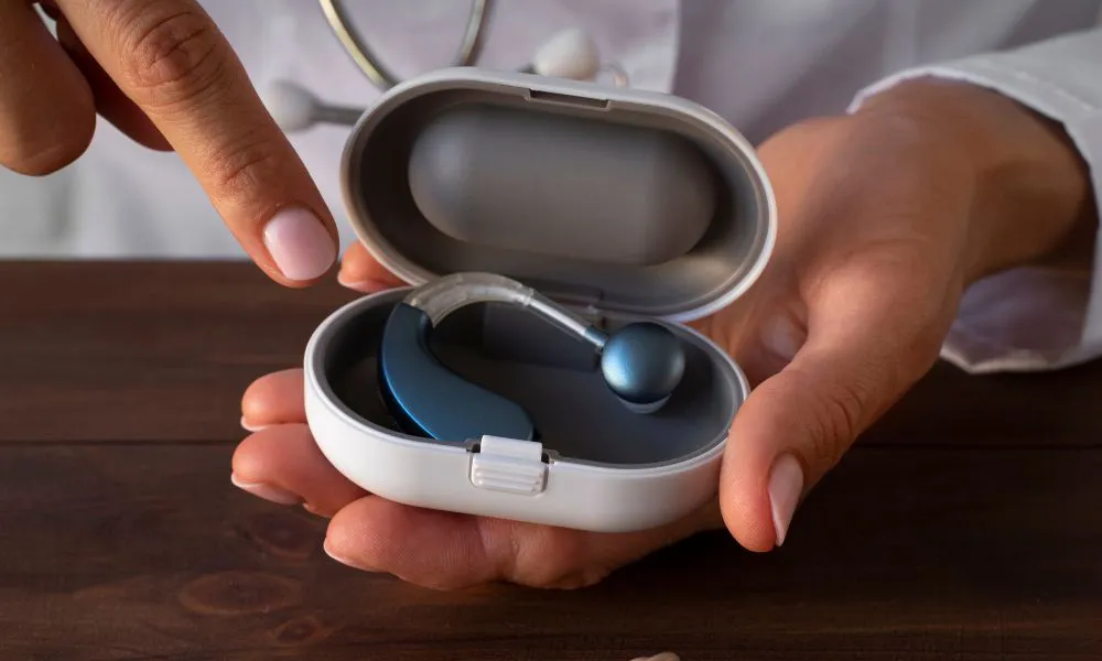 Prótesis auditiva foto ilustrativa Freepik