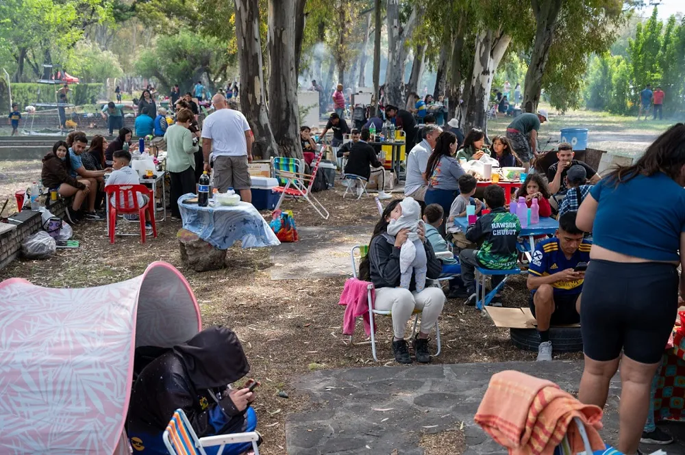 Con amplia concurrencia de vecinos, el Parque Recreativo Municipal de Rawson celebró el Día de la Madre (12)