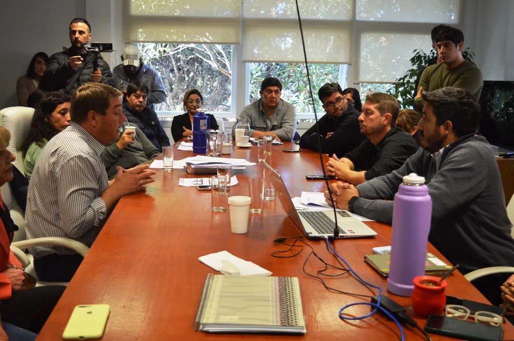 Concejales de Rawson con comerciantes y cooperativa 1