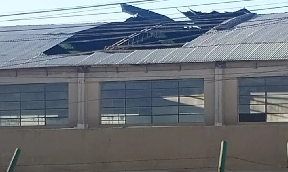 Voladura de techo en barrio Industrial