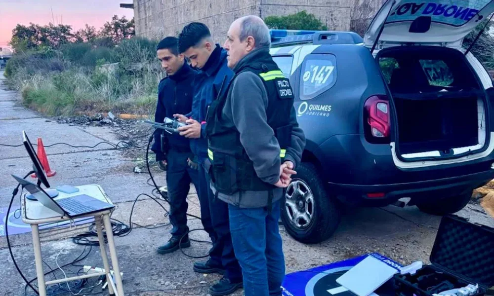 Personal de la Prefectura Naval Argentina encontró una mochila y un bidón de nafta que fueron identificados por familiares.