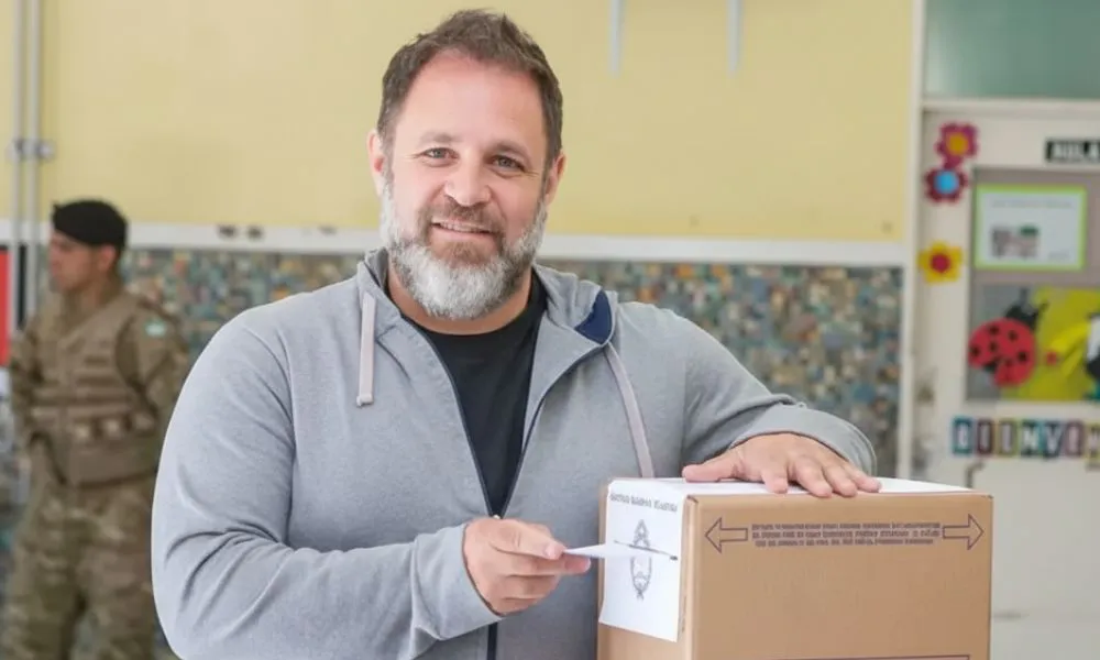 José Glinski emite su voto imagen reeditada digitalmente por La17