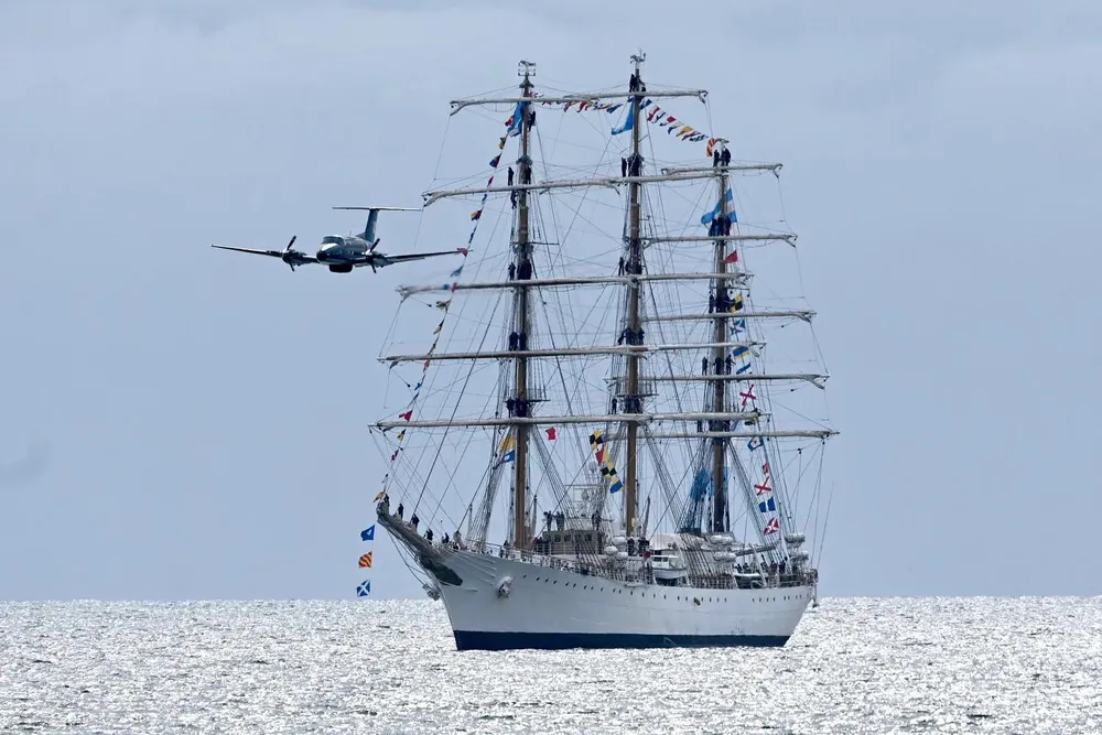 La Fragata Libertad llegando al Muelle Piedra Buena y escoltada desde el aire por un avión de la base de Trelew Foto: Municipalidad de Puerto Madryn