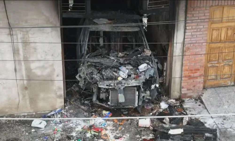 Explotó un auto dentro de una vivienda. Foto TN.