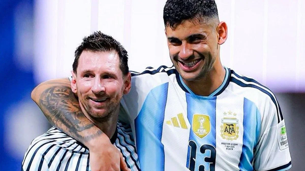 Cuti Romero y Lionel Messi.