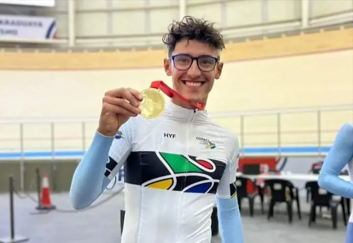 Fabrizio Crozzolo se sube al podio en la Clásica de Pascua