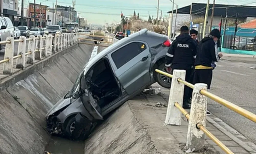 Gol Trend terminó en el canal evacuador 