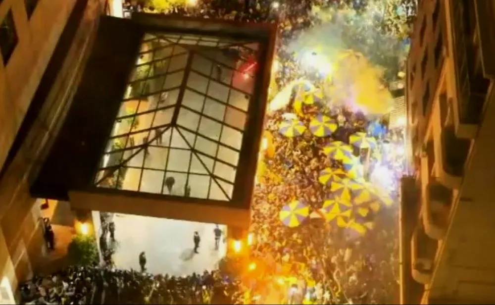 Hinchas de Boca se reunieron en el hotel del plantel para alentar al equipo antes del clásico ante River