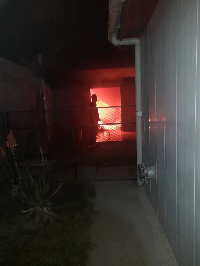 Bomberos trabajando en sofocar la llamas.