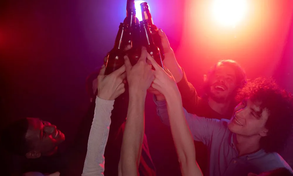 Jóvenes bebiendo en local nocturno imagen ilustrativa Freepik