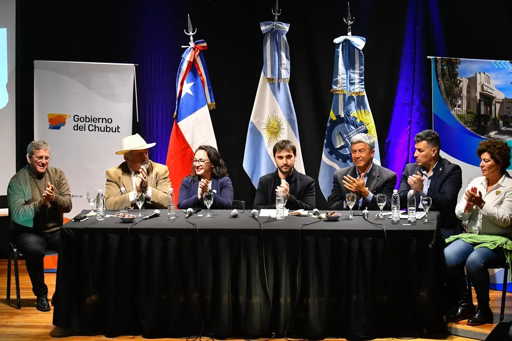 Torres y la gobernadora de la región chilena de Aysén, Andrea Macías Palma, reclamaron en conjunto por la obra