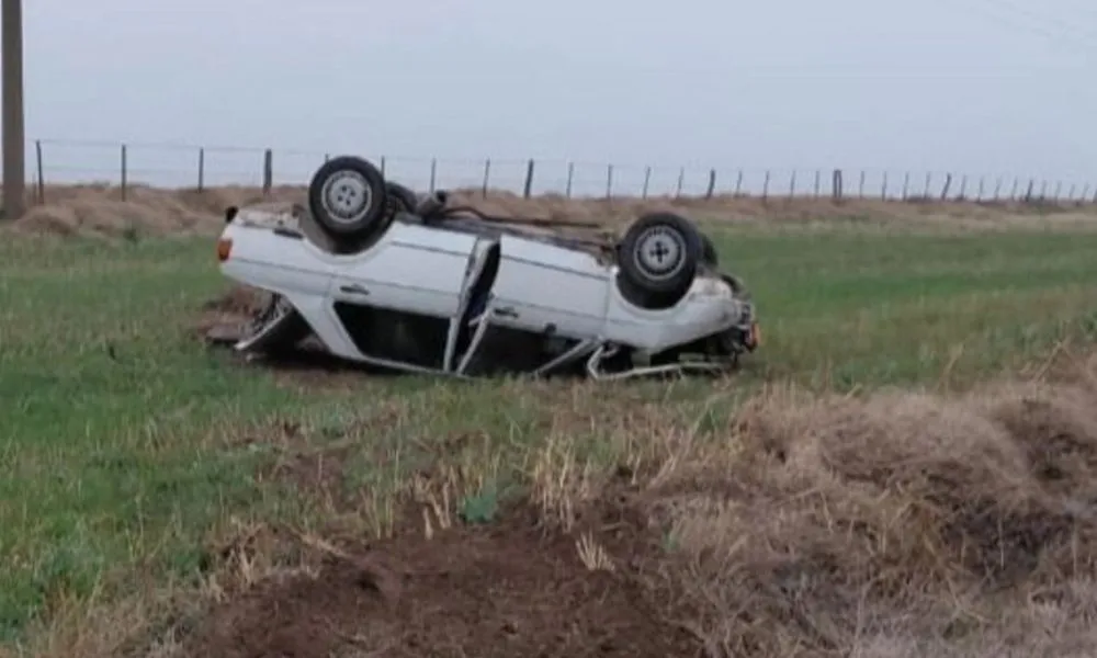 Robo y vuelco en La Pampa un auto sustraído en Metileo terminó destruido en la ruta 102