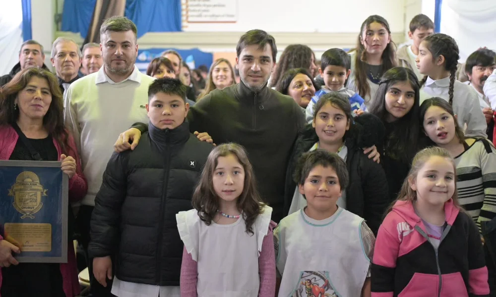 Ignacio Torres con la comunidad de Dique Florentino Ameghino