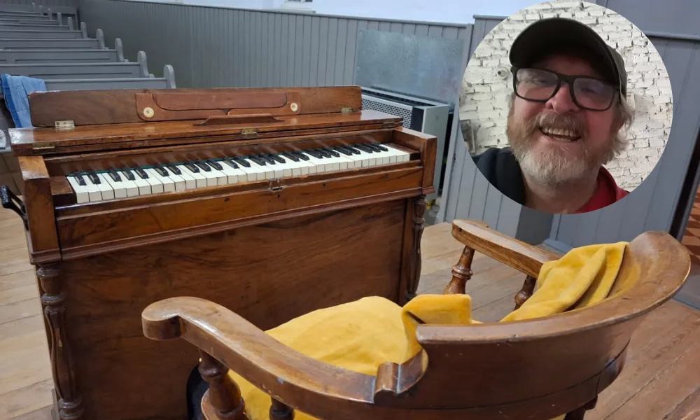 Ariel Grant Hughes y el armonio