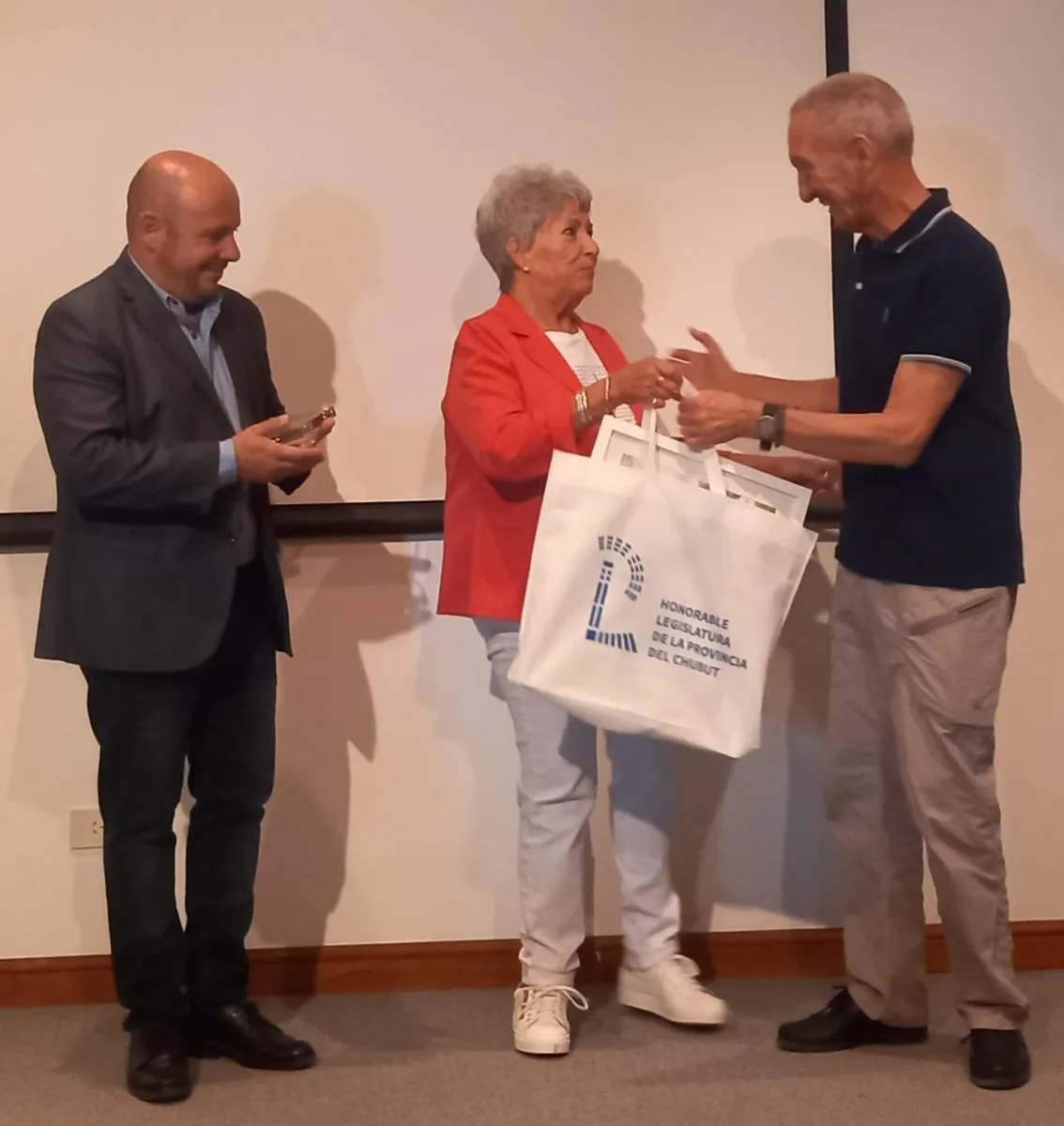 El vice gorbernador Ricardo Sastre y la diputada Xenia Gabella hacen entrega del reconocimiento a Juan Carlos Lopez.