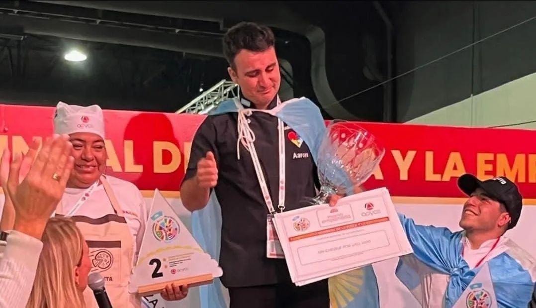 Claudio Jaramillo recibiendo el primer premio a la empanada