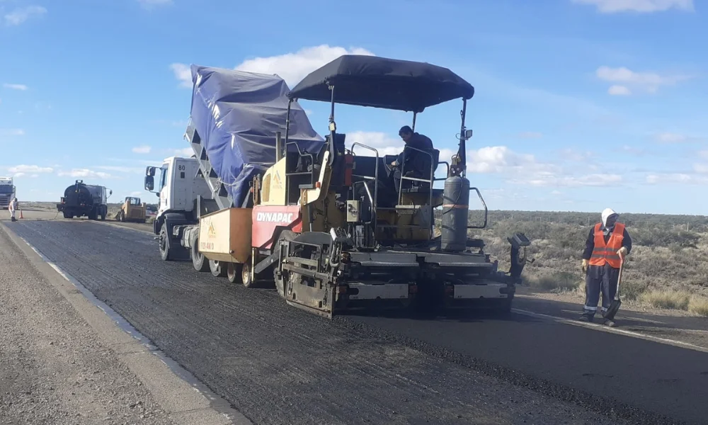 Los trabajos incluyen la colocación de 2.300 toneladas de material asfáltico en caliente.