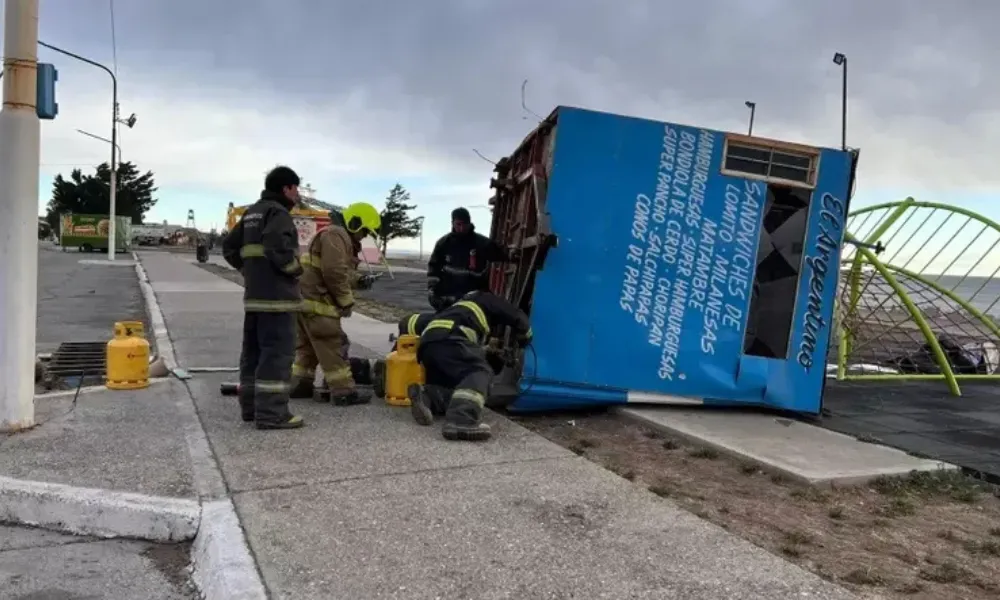 Uno de los carros volteados en Caleta Olivia