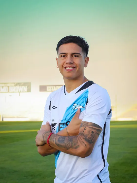 Facundo Silva, central de 23 años, llega desde Germinal.