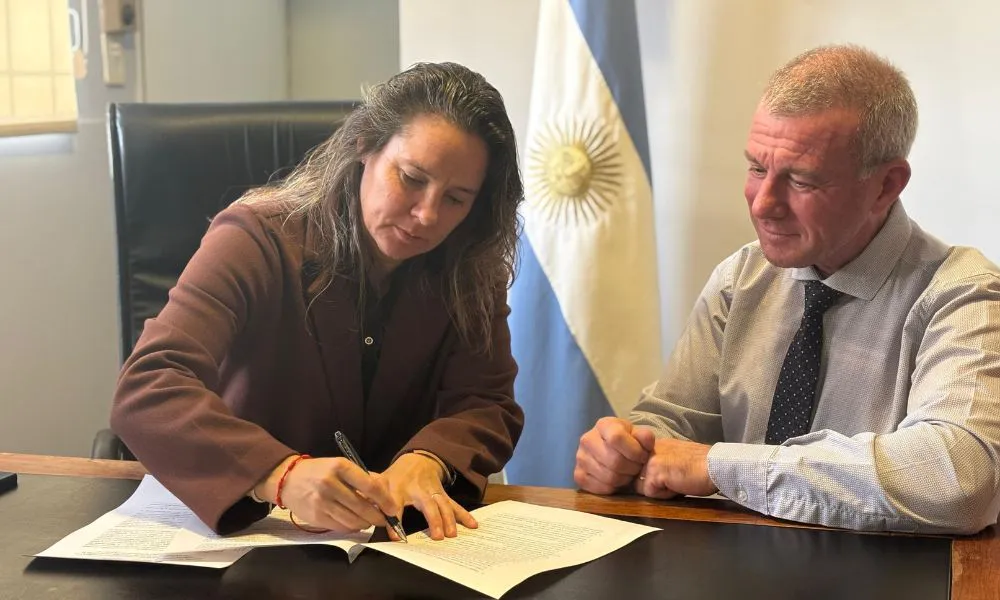 Firma convenio produccion en Gaiman