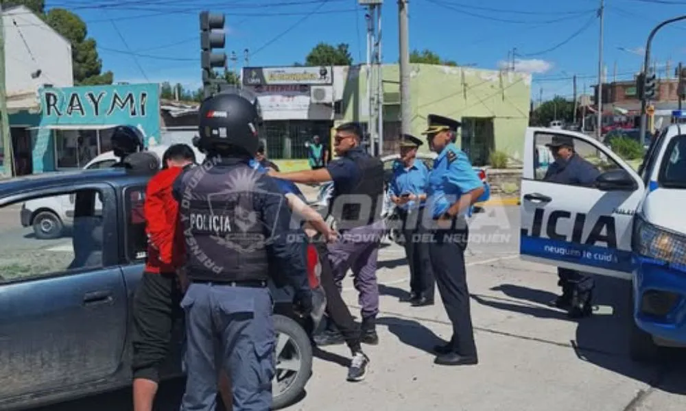 Secuestro de un arma y la demora de tres personas