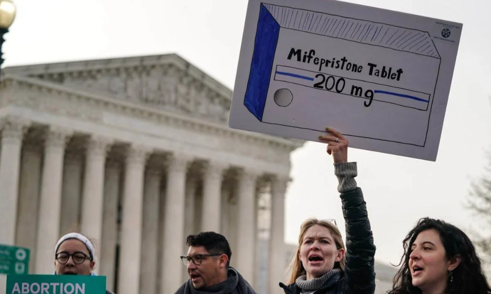 El máximo tribunal permitió que la píldora abortiva mifepristona siga disponible mediante consultas de telemedicina y envíos por correo.