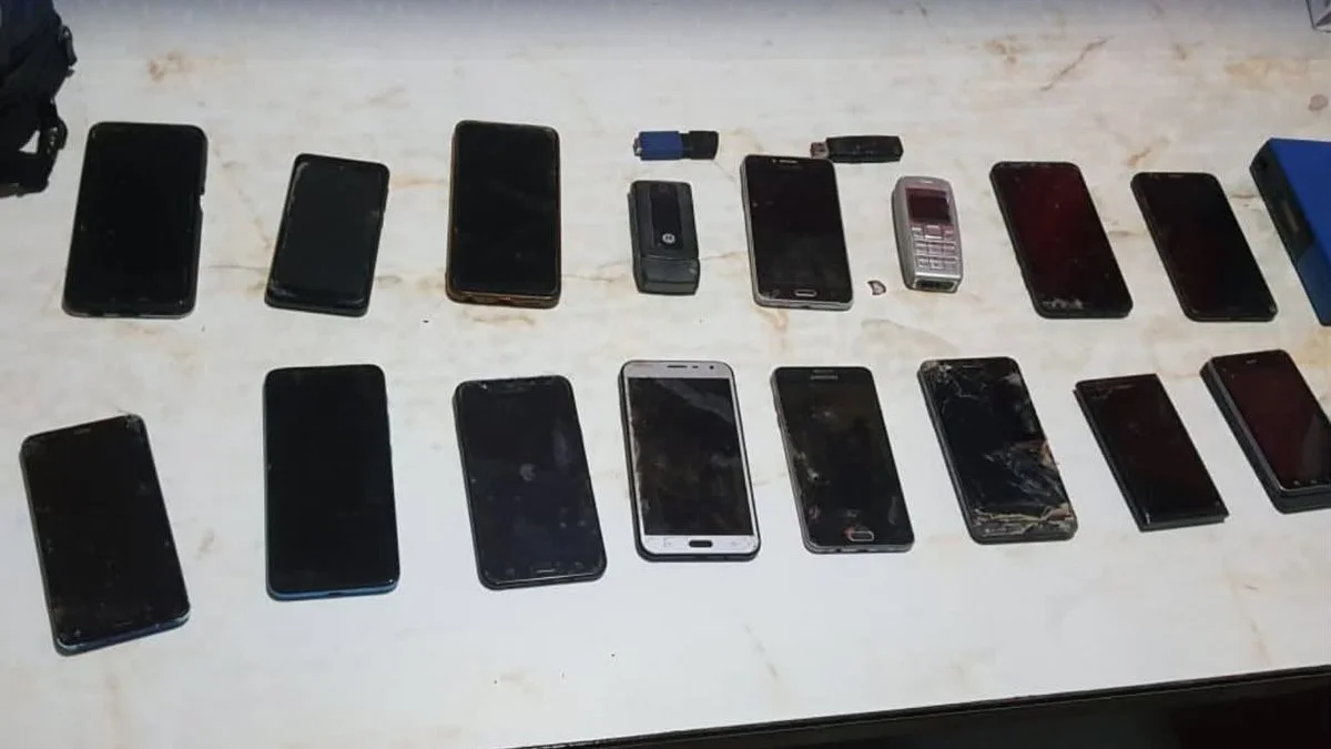 Encuentran 20 celulares y 3 cámaras en operativo