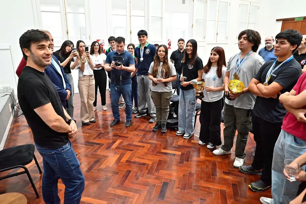 Torres recibió a estudiantes que participaron en la Liga Nacional de Robótica
