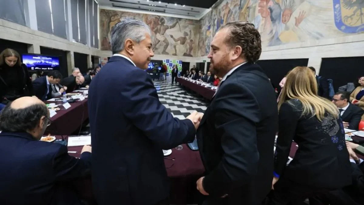 Figueroa estrecha la mano de autoridades chilenas