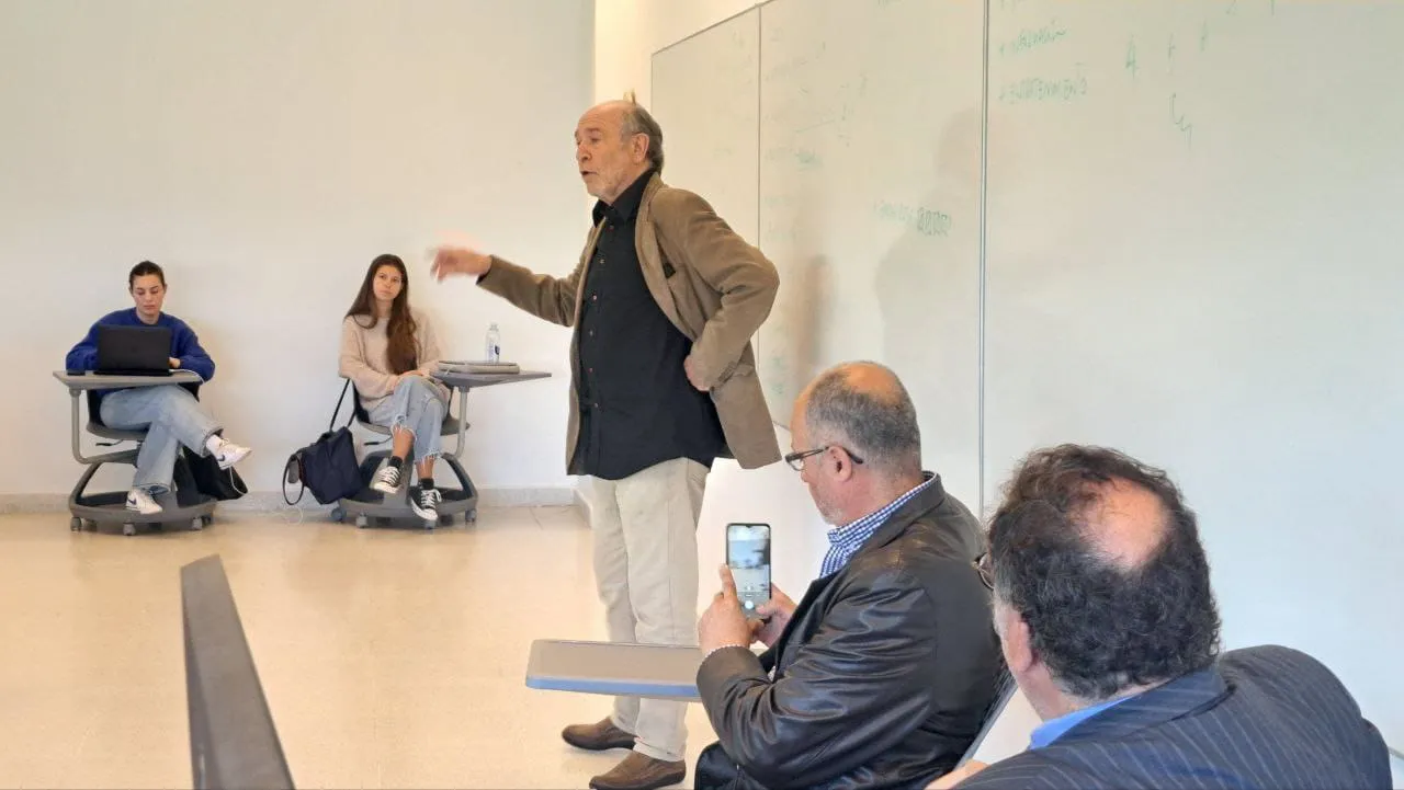 Freddy Ojea en encuentro sobre la radio. Universidad Austral