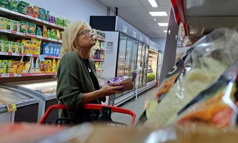 El consumidor ajusta cada decisión frente a un contexto donde los ingresos pierden fuerza.