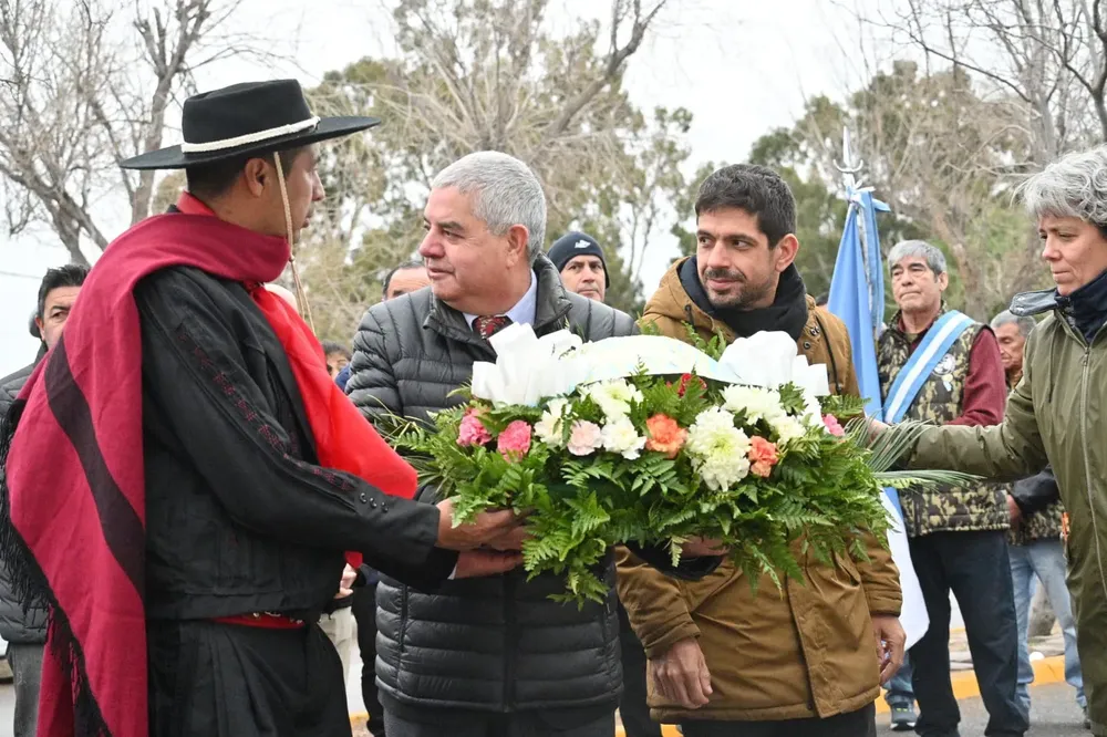 El vice intendente Martín Ebene junto a autoridades del Instituto Güemesiano de Puerto Madryn