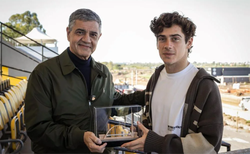 El piloto visitó obras en el autódromo porteño y fue distinguido por la Legislatura.