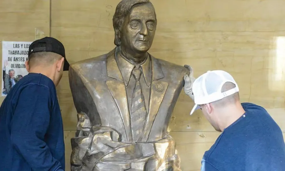 RETIRO DEL BUSTO DE NÉSTOR KIRCHNER EN ANSES