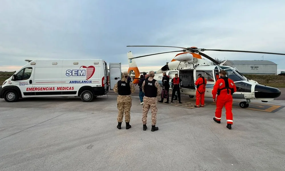 Aeroevacuación de un tripulante en altamar. Foto Prensa Prefectura