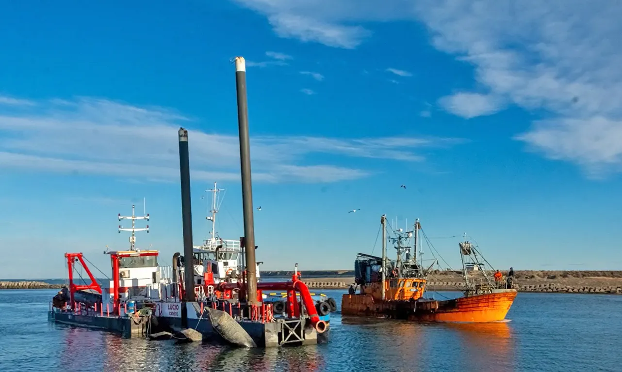 Draga trabajando en Puerto Rawson