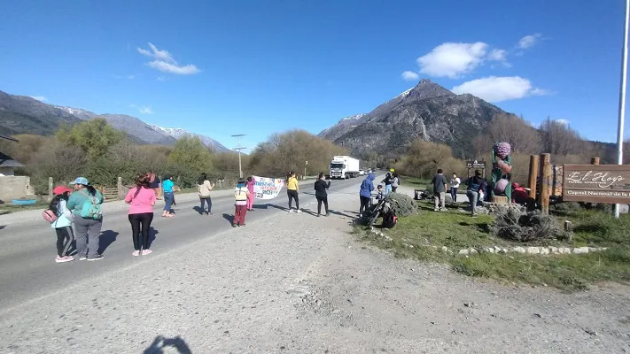 Corte de la ruta 40 en El Hoyo