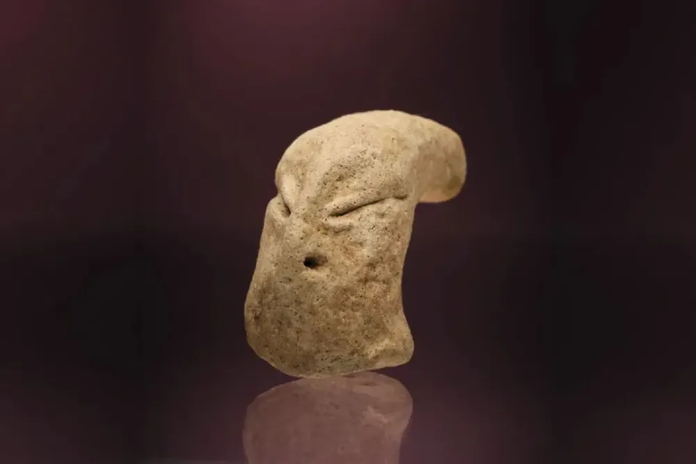 estatuilla extraterrestre