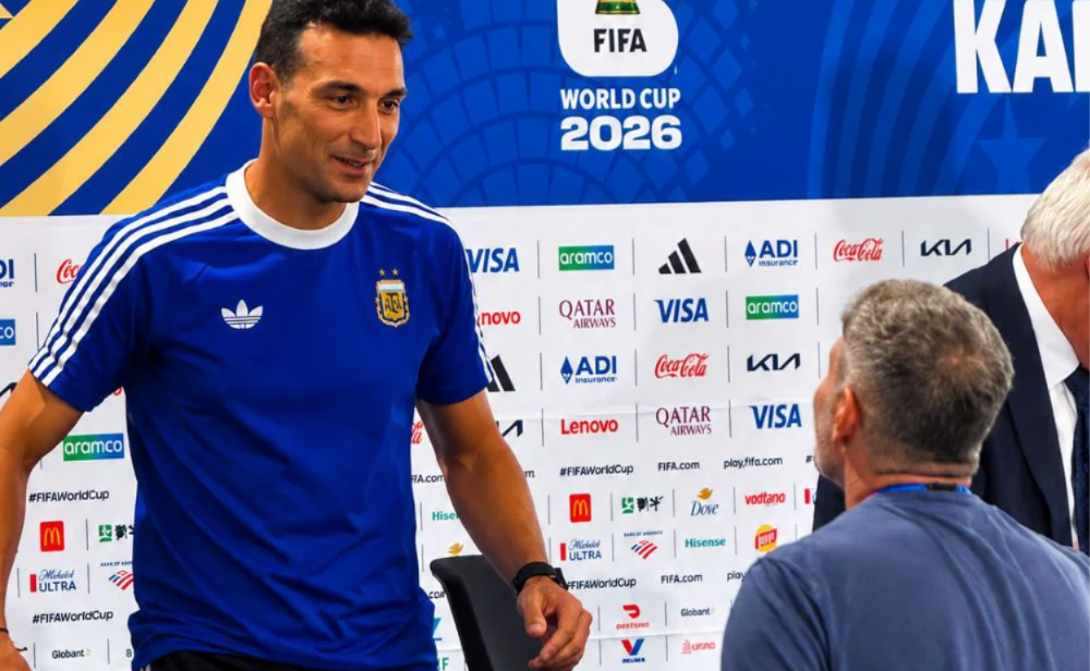 El entrenador protagonizó un momento inesperado antes del debut cuando reconoció a Martín Palermo.