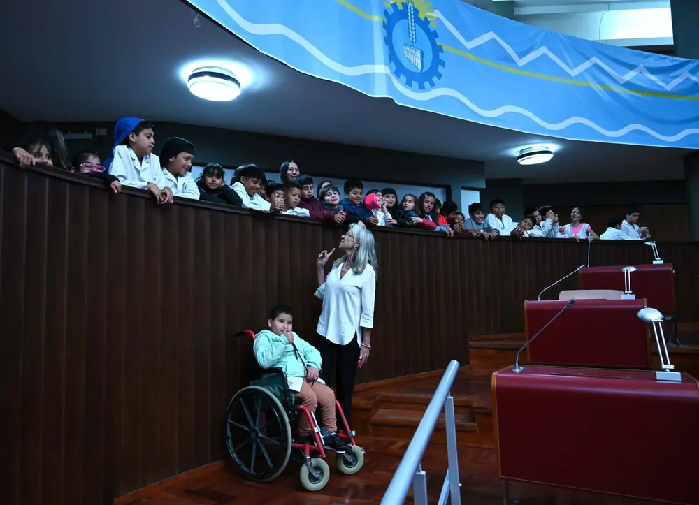 Estudiantes visitando el recinto de sesiones de la Legislatura
