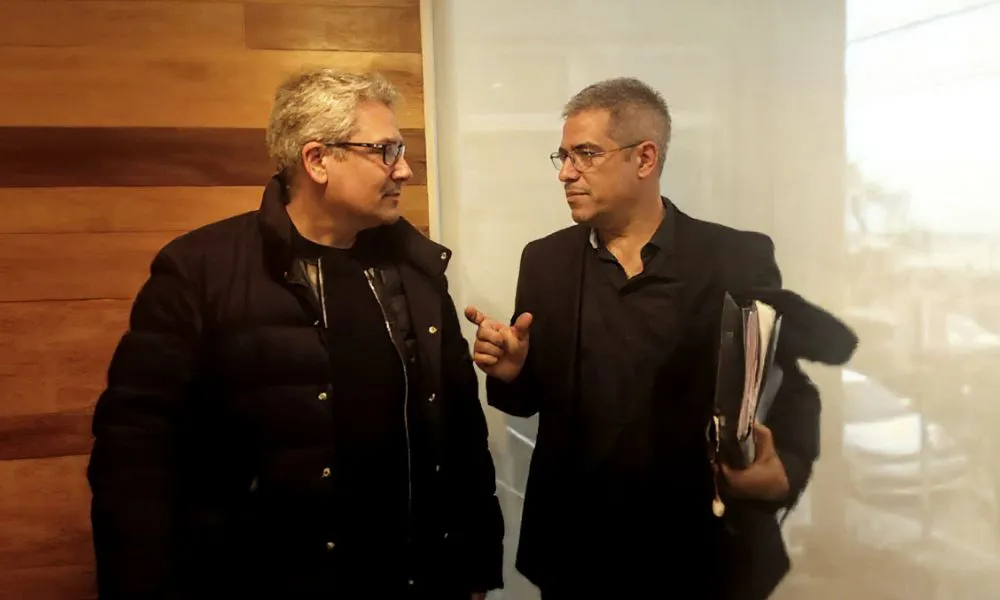 Pablo Besmedrisnik dialogando con Alejandro Castro