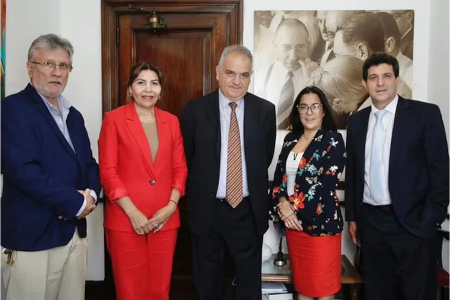 Guillermo Andrada (primero a la izquierda), Sandra Mendoza y Carolina Moisés