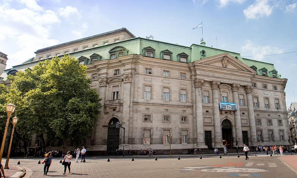 La operación incluyó tres instrumentos distintos que combinaron colocaciones en pesos, dólares y UVA.