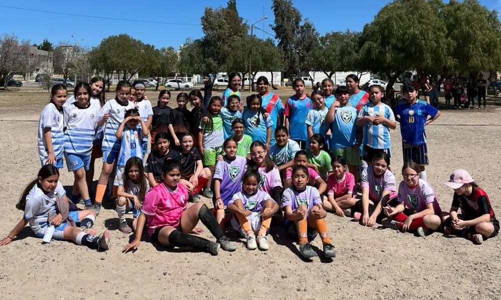 Jornada de fútbol femenino infantil en el Parque de la Ciudad