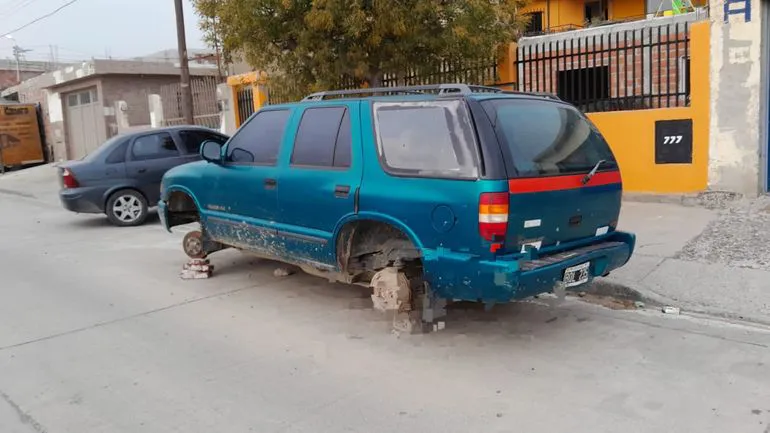 Persecución y aprehensión: Sospechoso intentó huir de la policía tras intento de hurto de cubiertas
