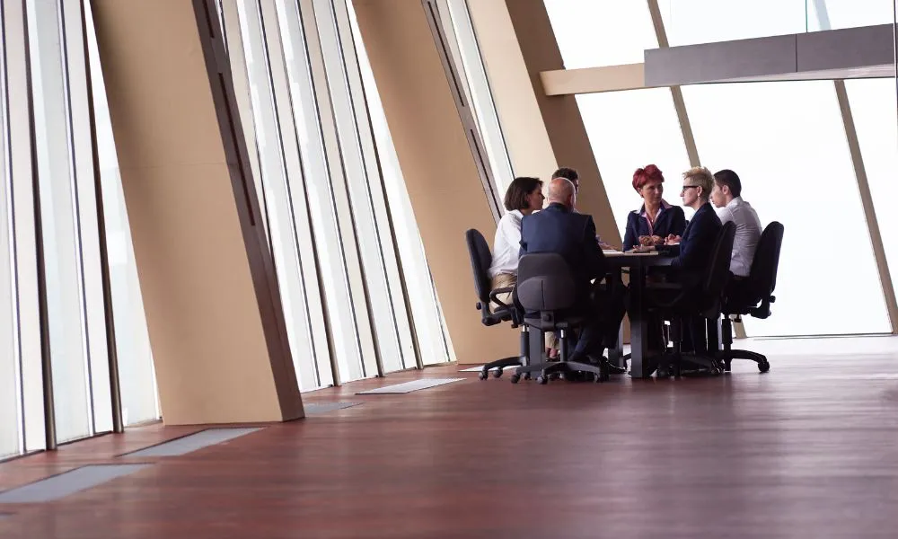 Reunión empresarios imagen ilustrativa fuente Freepik