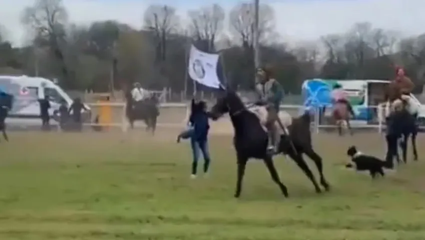 San Miguel y una protesta con rebenque en mano