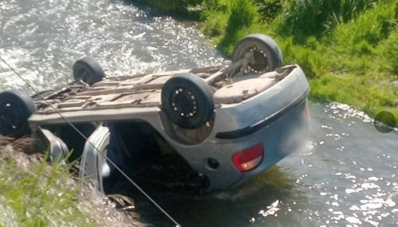 Por esquivar perro cayo al arroyo en Esquel. policía 1