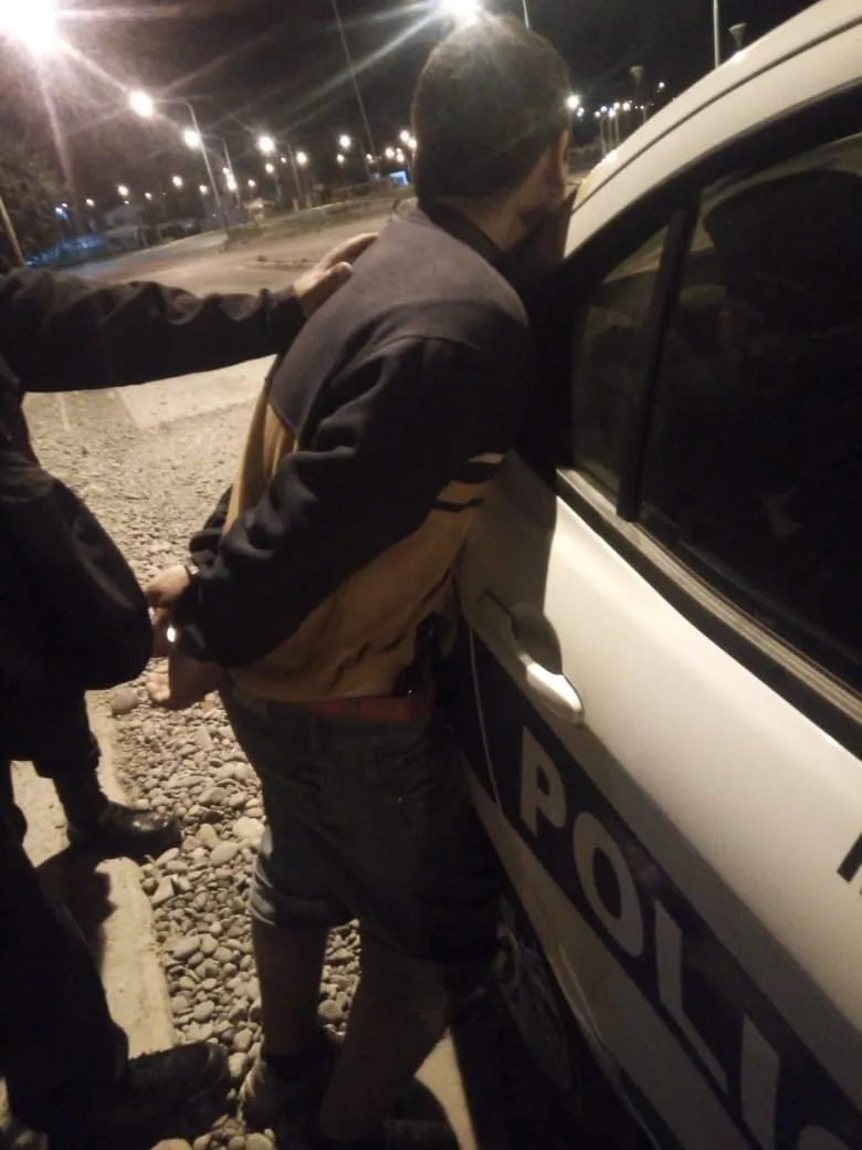 Sujeto detenido por la policía.